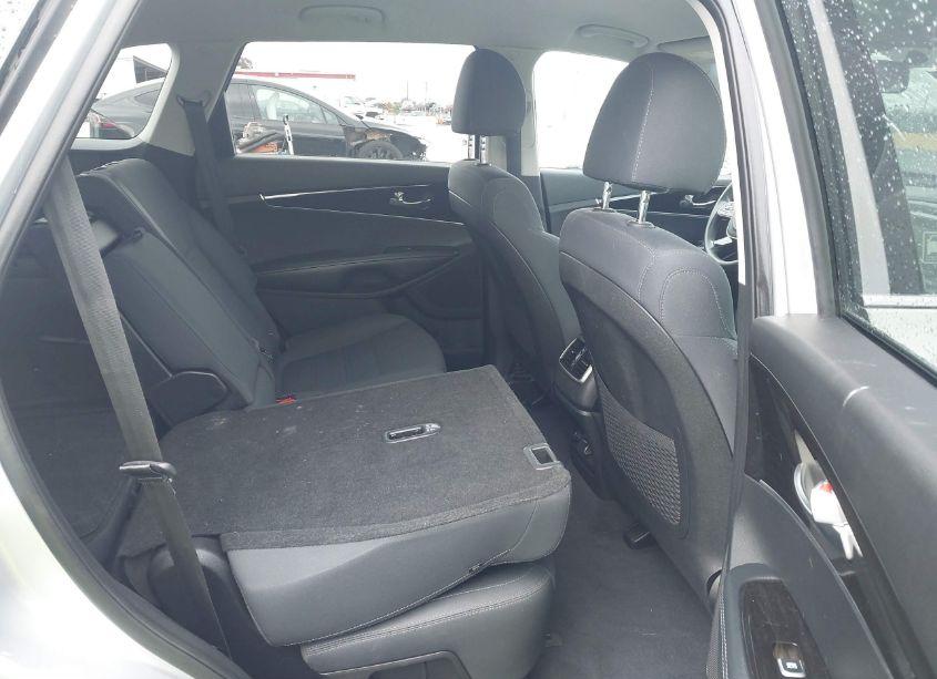 Photo 8 of 2019 Kia Sorento 3.3L LX (VIN 5XYPGDA57KG570814)
