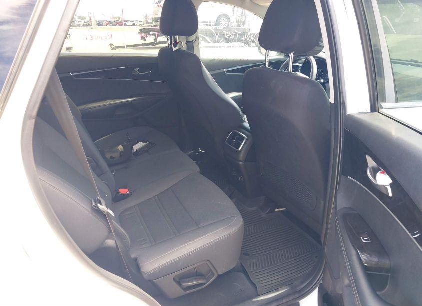 Photo 8 of 2016 Kia Sorento LX/L (VIN 5XYPGDA58GG033103)