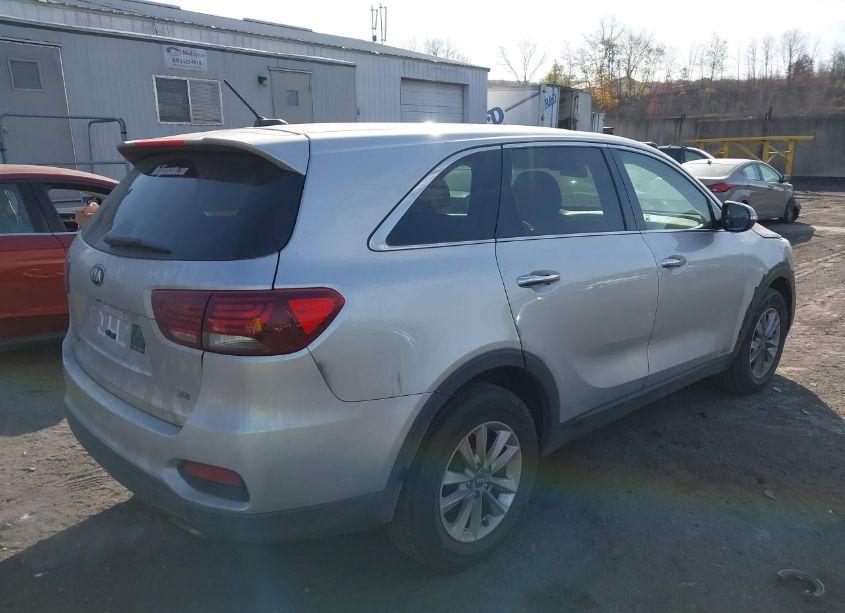 Photo 4 of 2019 Kia Sorento 3.3L LX (VIN 5XYPGDA58KG445630)