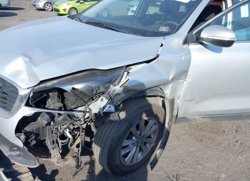 Photo 6 of 2019 Kia Sorento 3.3L LX (VIN 5XYPGDA58KG445630)
