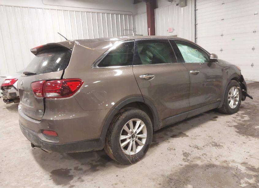 Photo 4 of 2019 Kia Sorento 3.3L LX (VIN 5XYPGDA59KG487305)