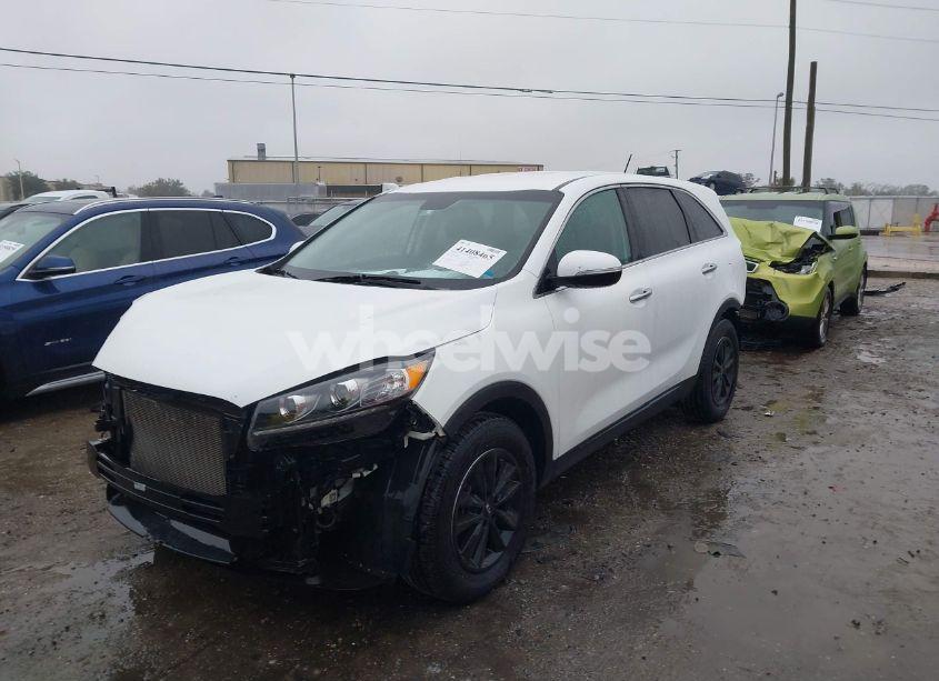Photo 2 of 2019 Kia Sorento 3.3L LX (VIN 5XYPGDA59KG552847)