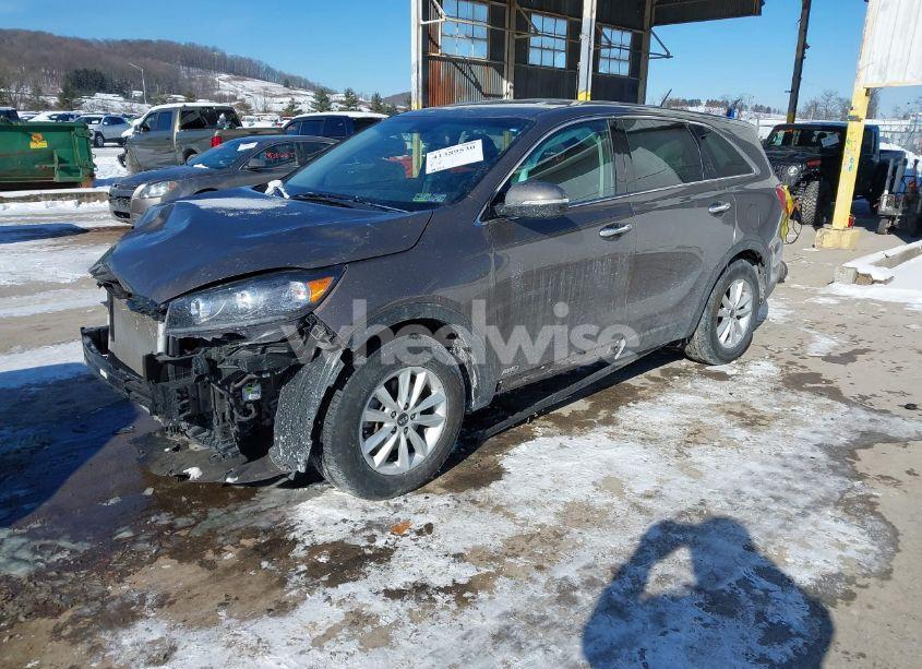 Photo 2 of 2019 Kia Sorento 3.3L LX (VIN 5XYPGDA59KG570278)