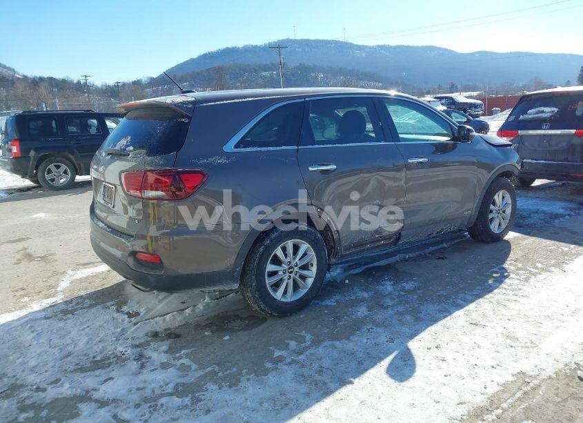 Photo 4 of 2019 Kia Sorento 3.3L LX (VIN 5XYPGDA59KG570278)