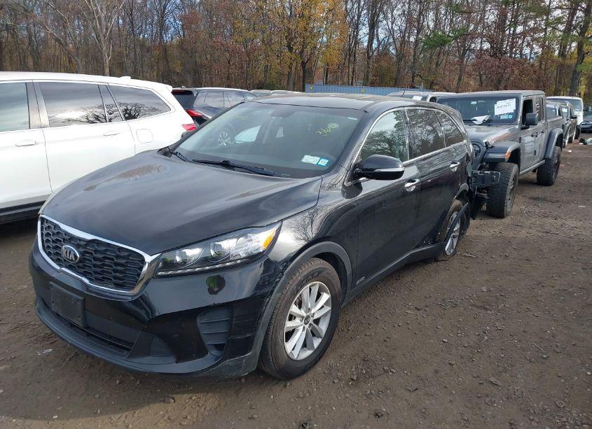 Photo 2 of 2019 Kia Sorento 3.3L LX (VIN 5XYPGDA5XKG554607)