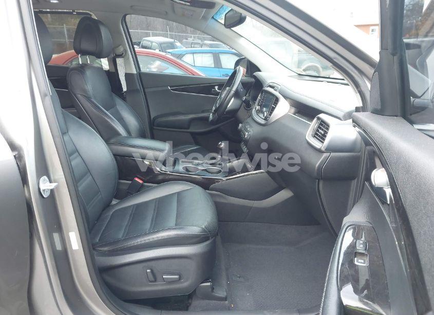 Photo 5 of 2016 Kia Sorento 3.3L EX (VIN 5XYPH4A57GG107009)