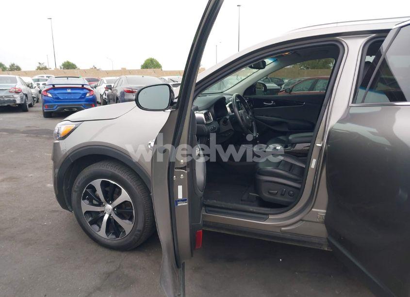 Photo 5 of 2018 Kia Sorento 3.3L EX (VIN 5XYPH4A59JG394960)