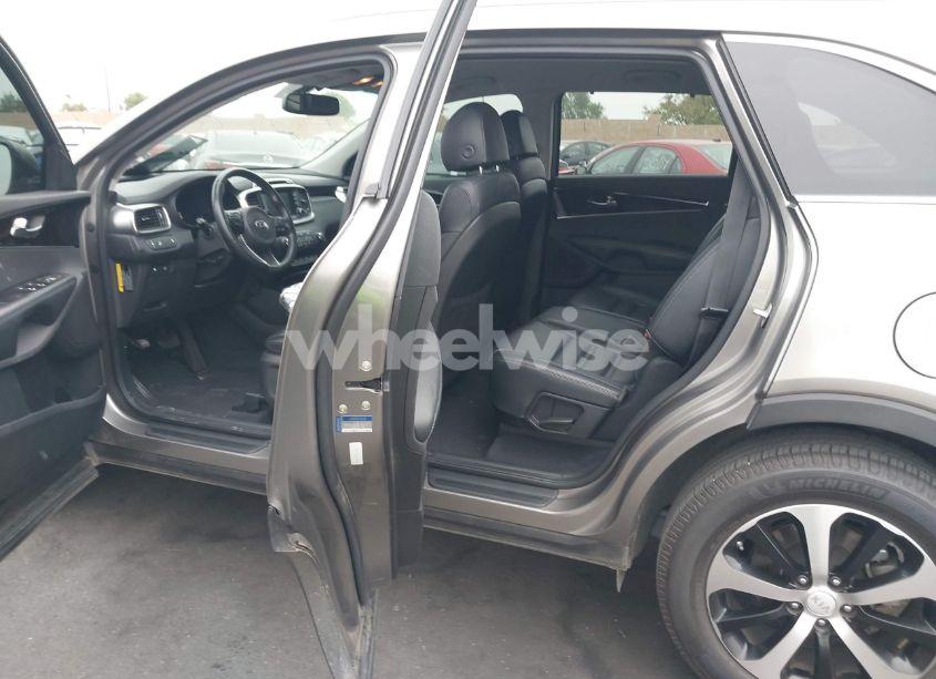 Photo 8 of 2018 Kia Sorento 3.3L EX (VIN 5XYPH4A59JG394960)