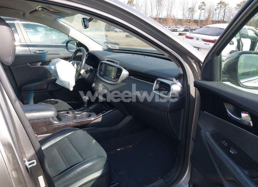 Photo 5 of 2017 Kia Sorento 3.3L EX (VIN 5XYPHDA50HG239224)