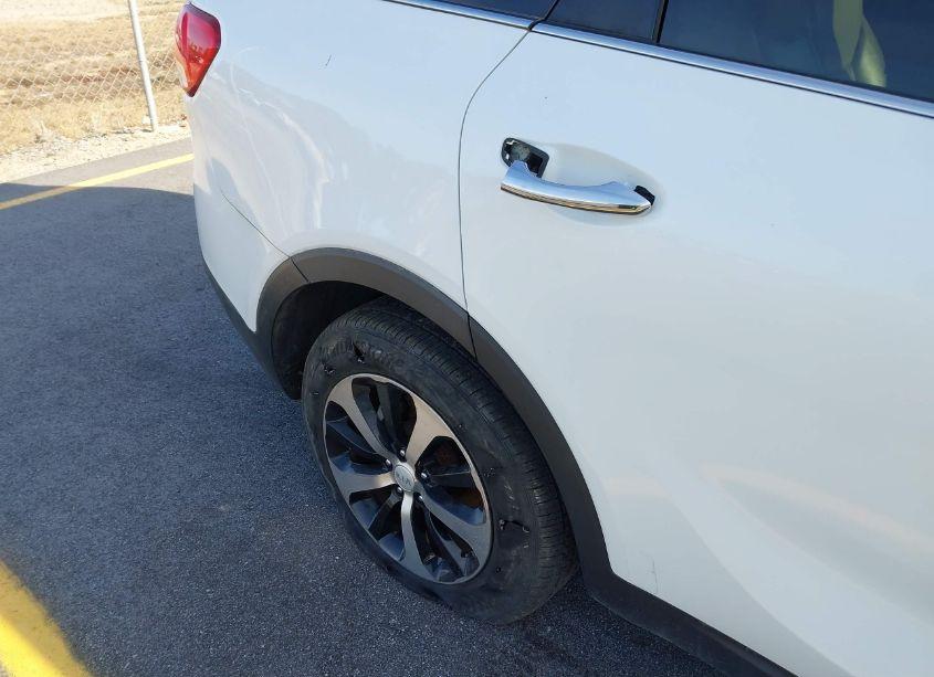 Photo 17 of 2016 Kia Sorento 3.3L EX (VIN 5XYPHDA53GG124681)