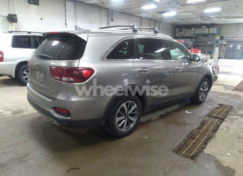 Photo 4 of 2019 Kia Sorento 3.3L EX (VIN 5XYPHDA53KG504466)