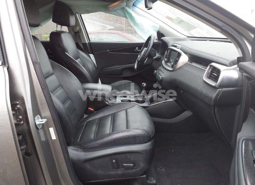 Photo 5 of 2017 Kia Sorento 3.3L EX (VIN 5XYPHDA55HG323233)