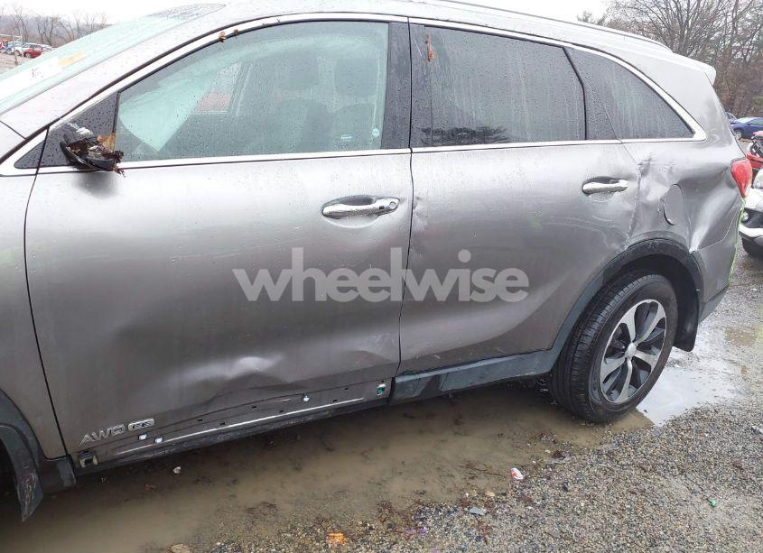 Photo 6 of 2017 Kia Sorento 3.3L EX (VIN 5XYPHDA55HG323233)