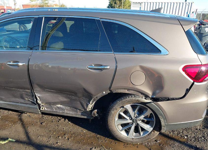 Photo 6 of 2019 Kia Sorento 3.3L EX (VIN 5XYPHDA55KG531877)