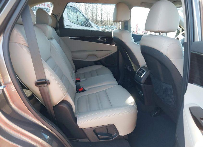 Photo 8 of 2019 Kia Sorento 3.3L EX (VIN 5XYPHDA55KG531877)
