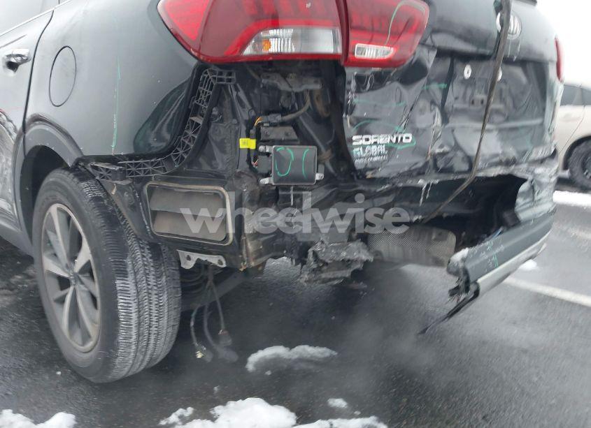 Photo 19 of 2019 Kia Sorento 3.3L EX (VIN 5XYPHDA57KG452677)