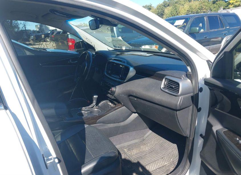Photo 5 of 2019 Kia Sorento 3.3L EX (VIN 5XYPHDA58KG538094)