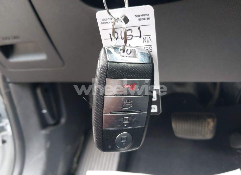 Photo 11 of 2017 Kia Sorento 3.3L SX (VIN 5XYPK4A58HG226884)