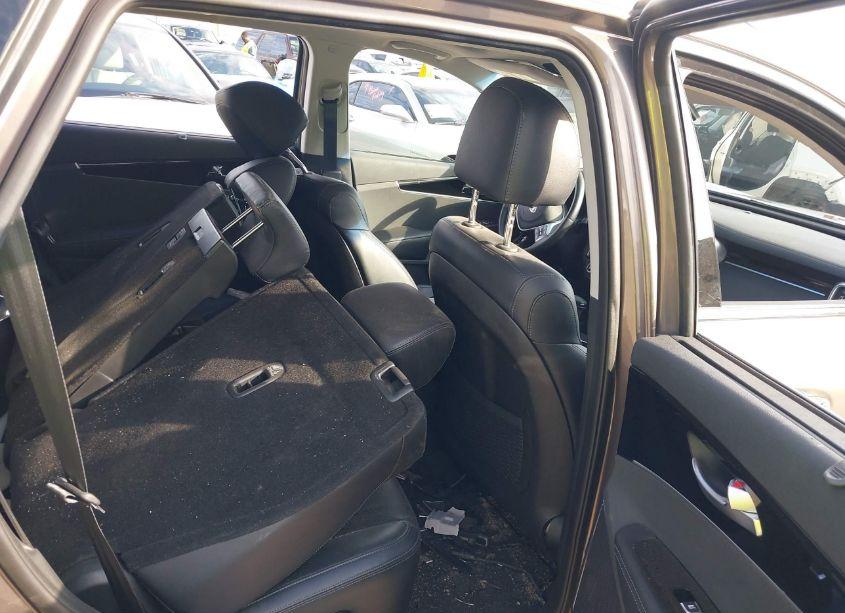 Photo 8 of 2019 Kia Sorento 3.3L SX (VIN 5XYPK4A5XKG472746)