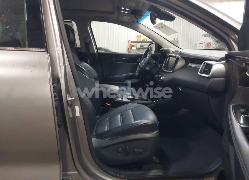 Photo 5 of 2019 Kia Sorento 3.3L SX (VIN 5XYPKDA58KG547704)