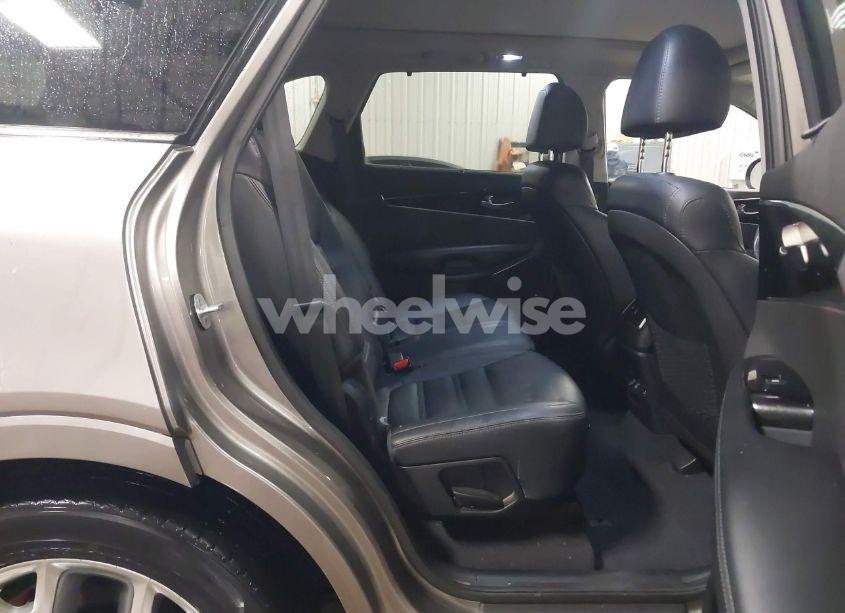 Photo 8 of 2019 Kia Sorento 3.3L SX (VIN 5XYPKDA58KG547704)