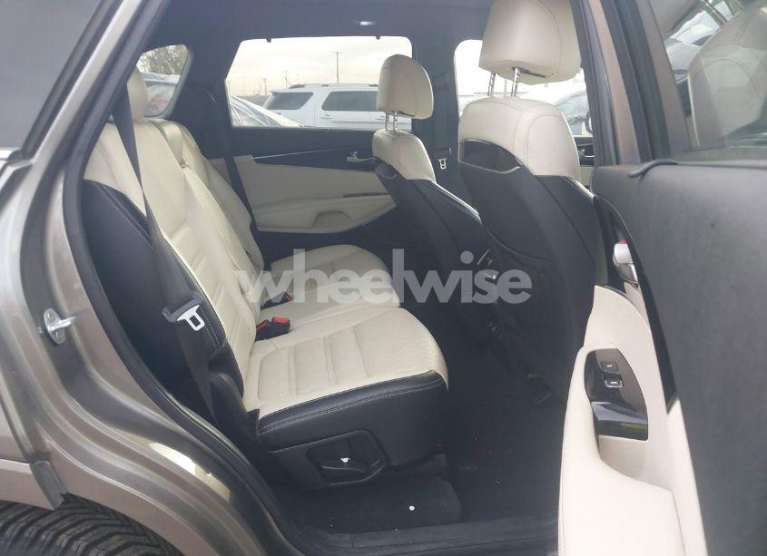 Photo 8 of 2017 Kia Sorento 3.3L SXL (VIN 5XYPKDA59HG304752)
