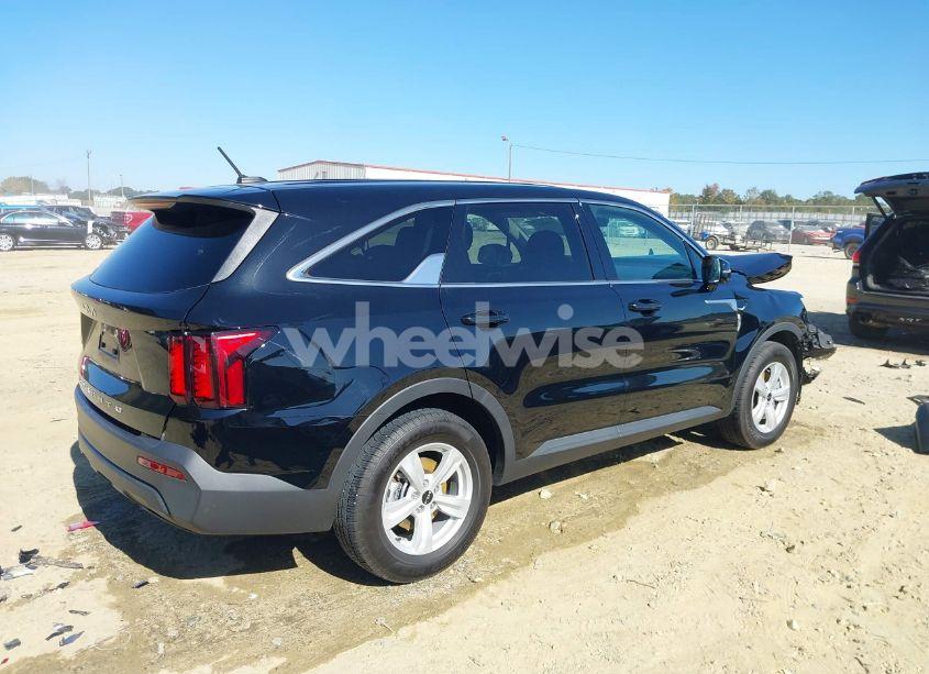 Photo 4 of 2022 Kia Sorento LX (VIN 5XYRG4LC2NG080225)