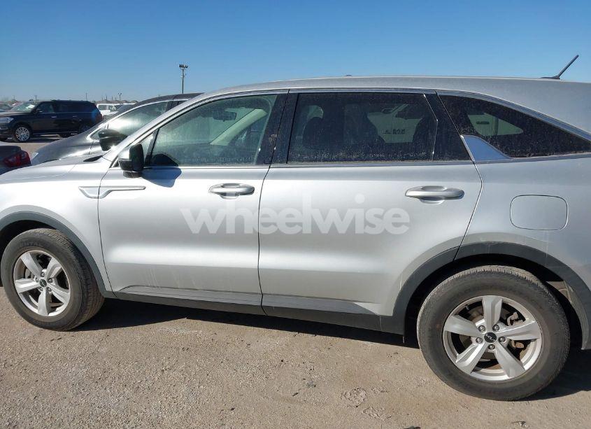 Photo 14 of 2022 Kia Sorento LX (VIN 5XYRG4LC2NG103115)