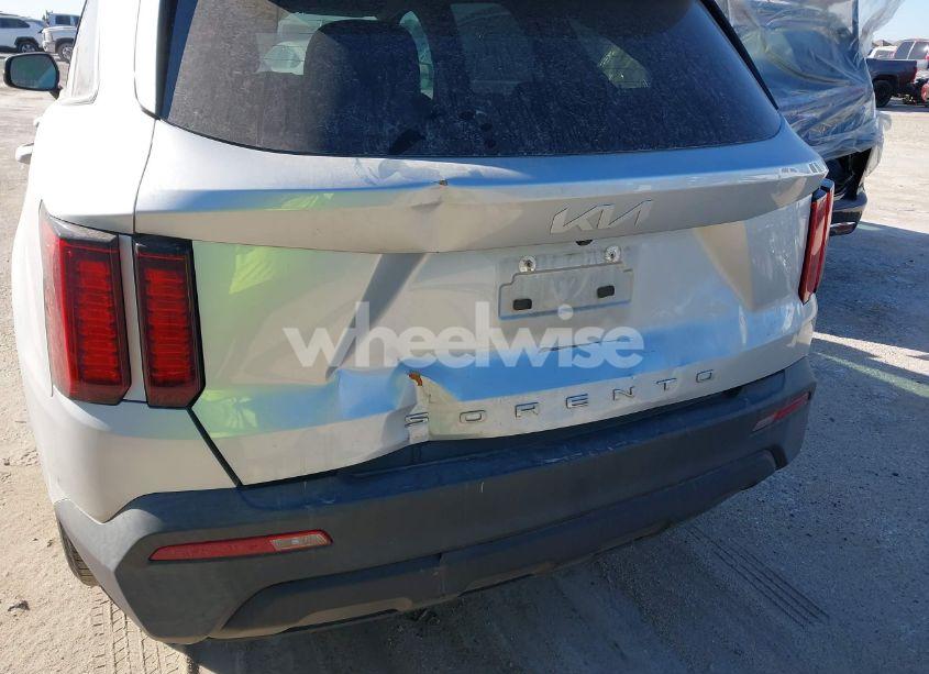 Photo 6 of 2022 Kia Sorento LX (VIN 5XYRG4LC2NG103115)