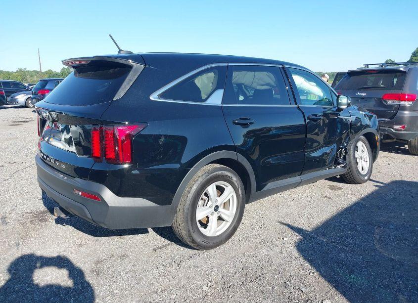 Photo 4 of 2021 Kia Sorento LX (VIN 5XYRG4LC4MG065904)