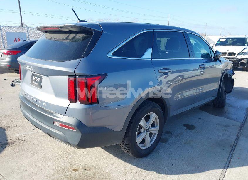 Photo 4 of 2022 Kia Sorento LX (VIN 5XYRG4LC4NG136813)