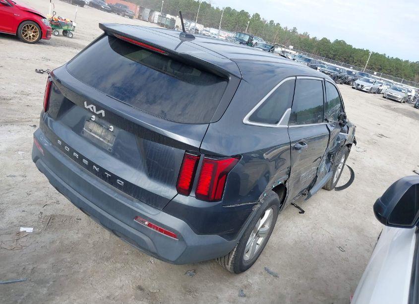 Photo 4 of 2022 Kia Sorento LX (VIN 5XYRG4LC6NG095567)