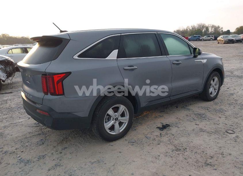 Photo 4 of 2022 Kia Sorento LX (VIN 5XYRG4LC8NG122154)