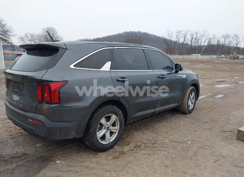 Photo 4 of 2022 Kia Sorento LX (VIN 5XYRG4LC8NG158815)