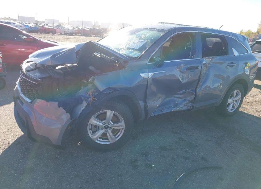 Photo 2 of 2022 Kia Sorento LX (VIN 5XYRGDLC4NG075060)