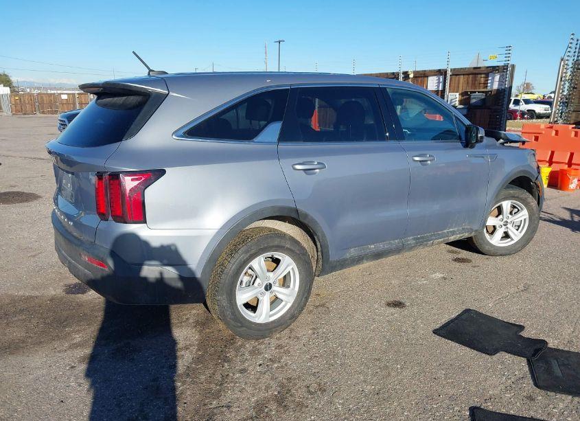 Photo 4 of 2022 Kia Sorento LX (VIN 5XYRGDLC4NG075060)