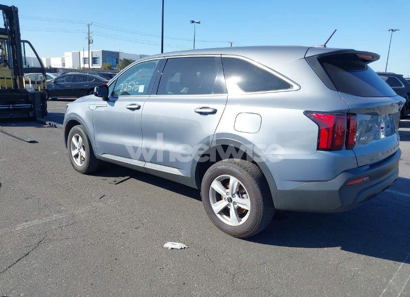 Photo 3 of 2022 Kia Sorento LX (VIN 5XYRGDLC4NG120322)