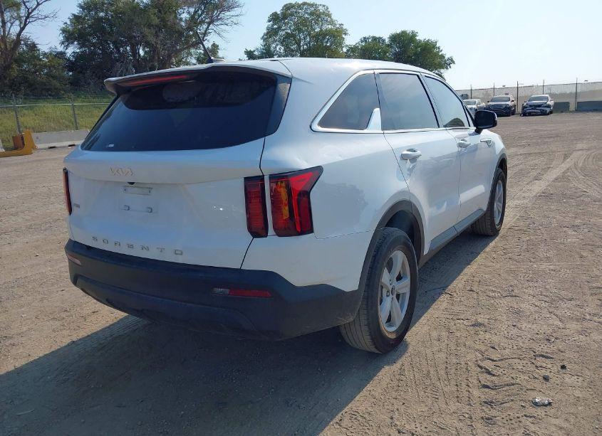 Photo 4 of 2022 Kia Sorento LX (VIN 5XYRGDLC4NG157855)