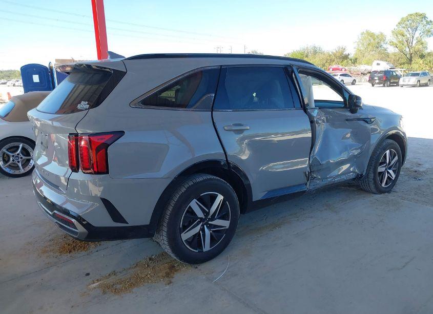 Photo 4 of 2022 Kia Sorento EX (VIN 5XYRH4LF0NG127324)