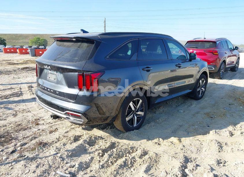 Photo 4 of 2022 Kia Sorento S (VIN 5XYRL4LC4NG087253)