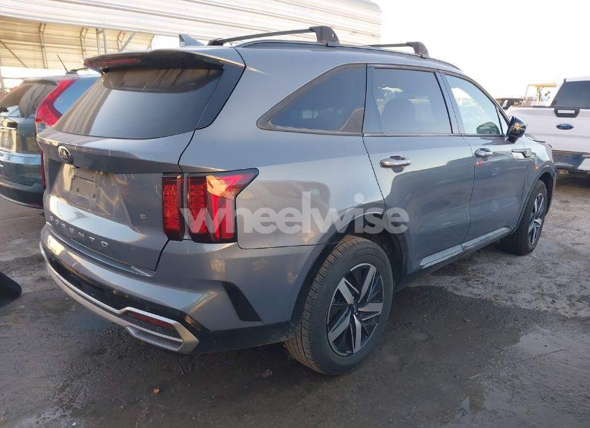 Photo 4 of 2021 Kia Sorento S (VIN 5XYRL4LC6MG022242)