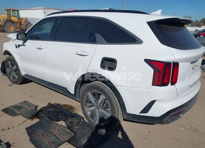Photo 3 of 2021 Kia Sorento S (VIN 5XYRL4LC8MG009072)