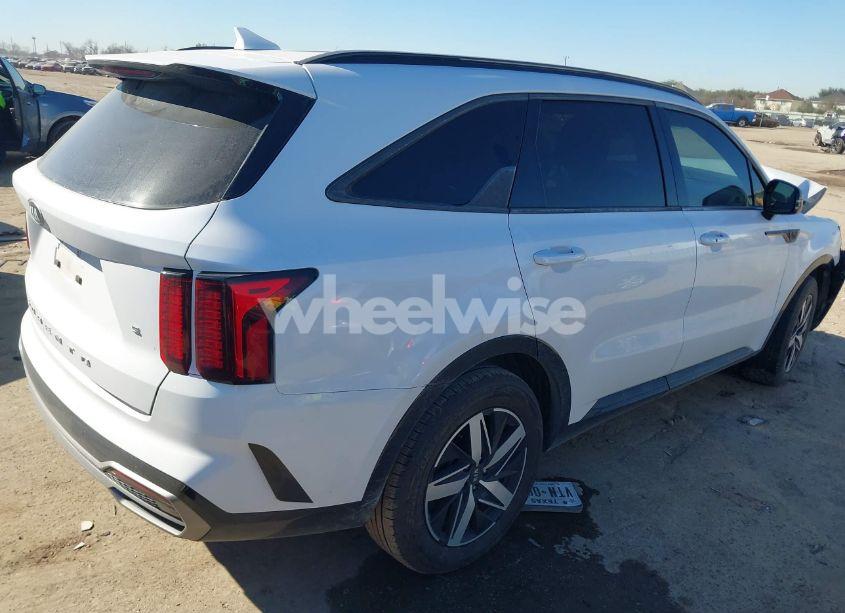 Photo 4 of 2021 Kia Sorento S (VIN 5XYRL4LC8MG009072)