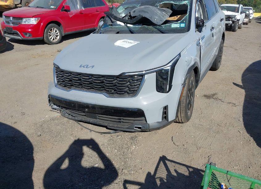Photo 2 of 2024 Kia Sorento S (VIN 5XYRLDJC6RG293635)