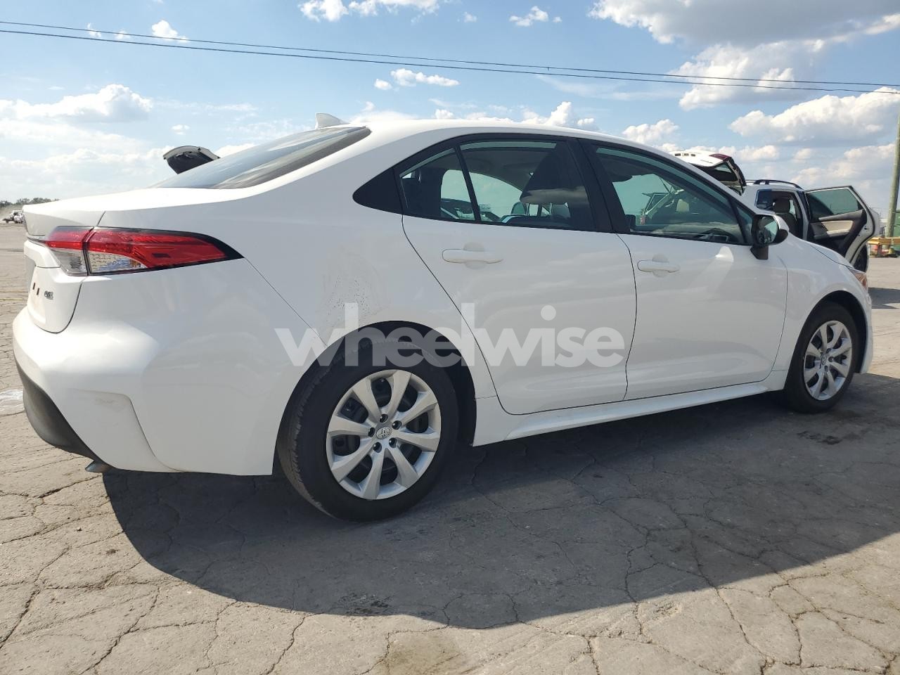 Photo 3 of 2024 TOYOTA COROLLA LE (VIN 5YFB4MDE5RP211532)