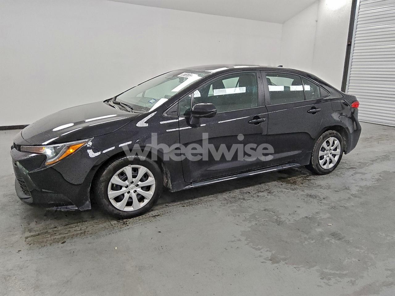 2025 TOYOTA COROLLA LE (VIN 5YFB4MDEXSP249795) main photo