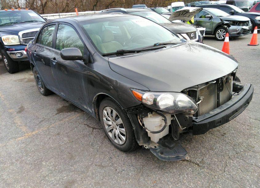 2013 Toyota Corolla LE (VIN 5YFBU4EE1DP199502) main photo