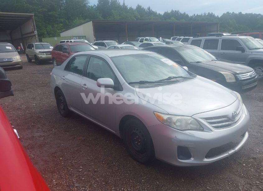 2013 Toyota Corolla LE (VIN 5YFBU4EE2DP095133) main photo