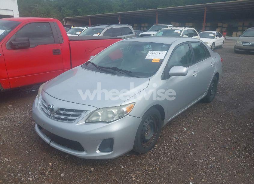 Photo 2 of 2013 Toyota Corolla LE (VIN 5YFBU4EE2DP095133)