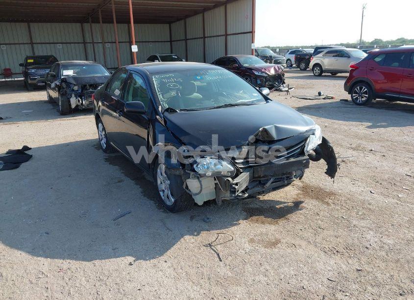 2013 Toyota Corolla LE (VIN 5YFBU4EE2DP156285) main photo